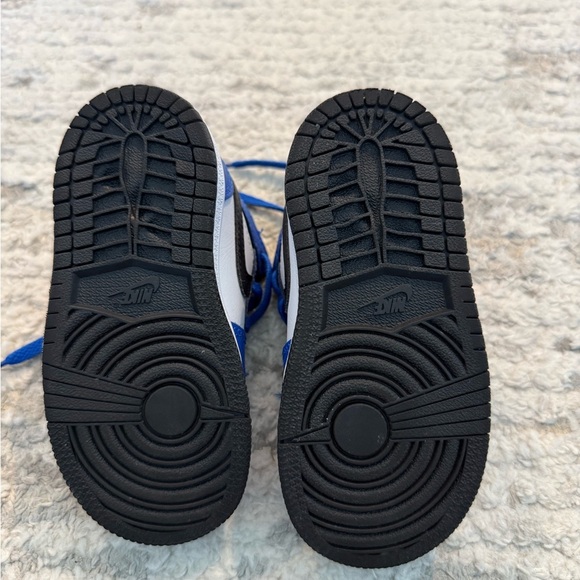 Nike Jordan Kids Sneakers in Blue and Black - Picture 4 of 8